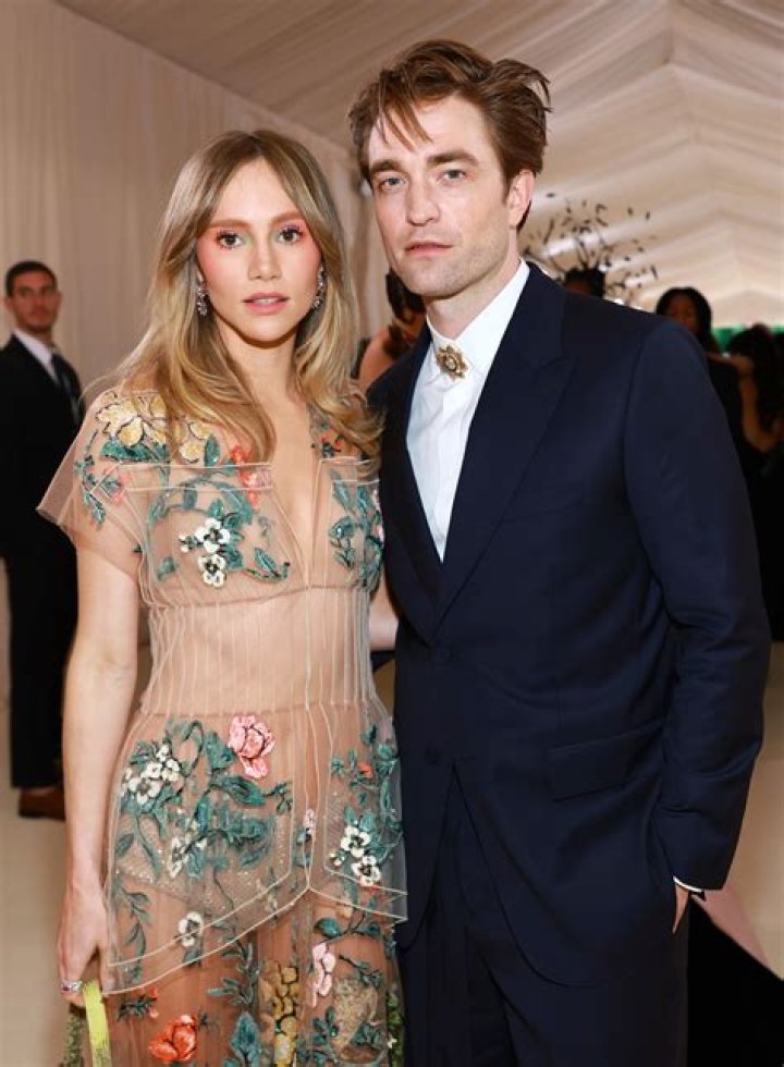 Exploring The Family Of Suki Waterhouse: A Glimpse Into Her Roots
