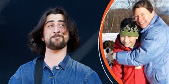 Unveiling The Family Ties: Does Noah Kahan Have Siblings?